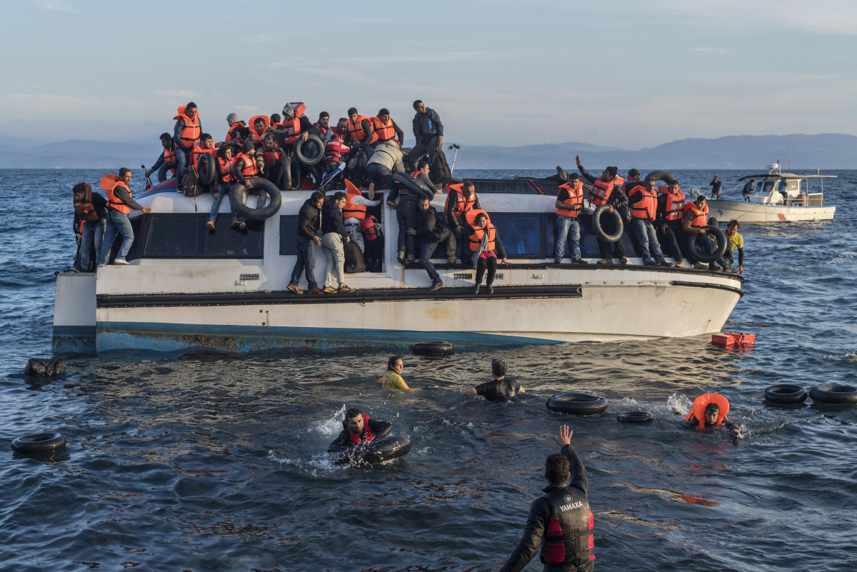 _Syrians_and_Iraq_refugees_arrive_at_Skala_Sykamias_Lesvos_Greece_ CR Georgios Giannopoulos 