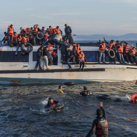 _Syrians_and_Iraq_refugees_arrive_at_Skala_Sykamias_Lesvos_Greece_ CR Georgios Giannopoulos 