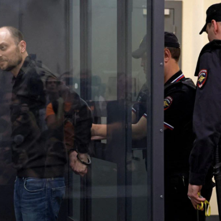 A police officer puts handcuffs on Jailed Russian opposition figure Vladimir Kara Murza during a court hearing to consider an appeal against his prison sentence 
